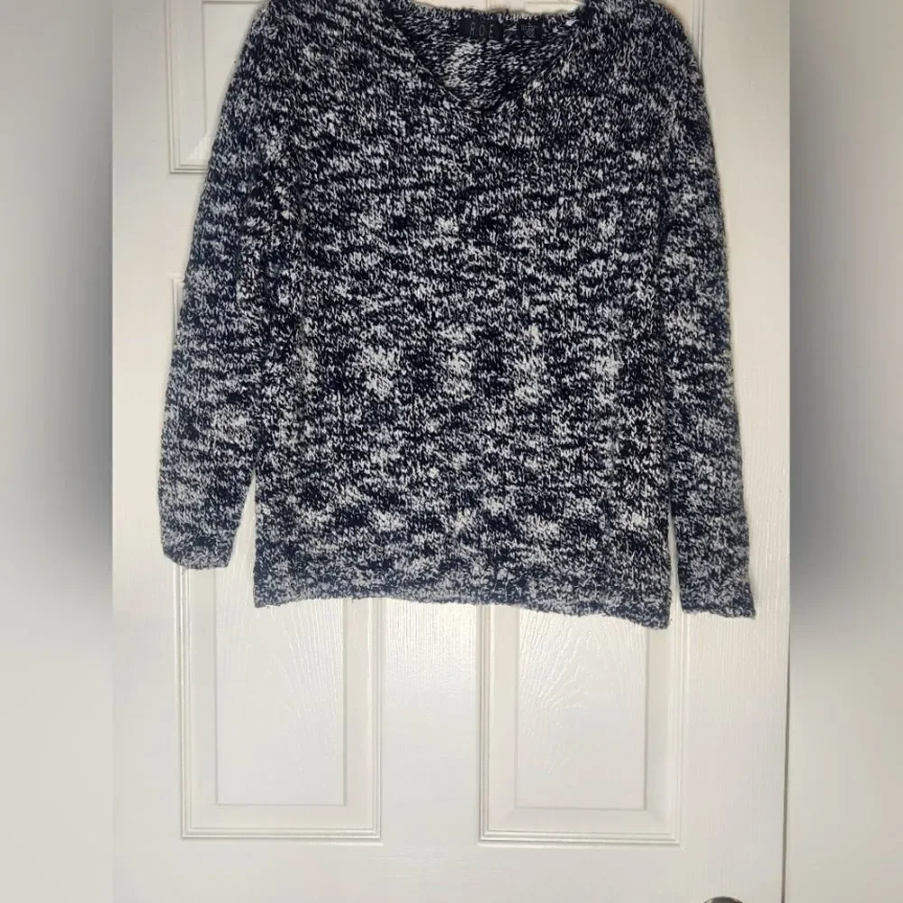 Roe L White/ Black Longsleeves V-neck WOOL Blend Women’s Sweater